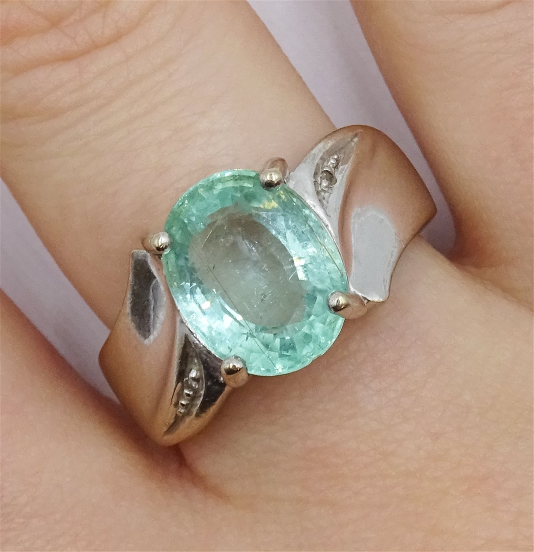 18ct white gold oval paraiba tourmaline, with diamond chip shoulders, Birmingham 2006