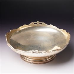 Silver circular fruit bowl with pierced border and pedestal foot D21cm Birmingham 1939 Mak...