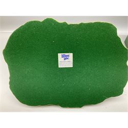 Thirteen Lilliput Lane models to include 'The King's Arms', Britain's Heritage collection Edinburgh Castle,  Tower Bridge, Big Ben, English Collection 'Bluebell Arms', etc, six boxed with deeds