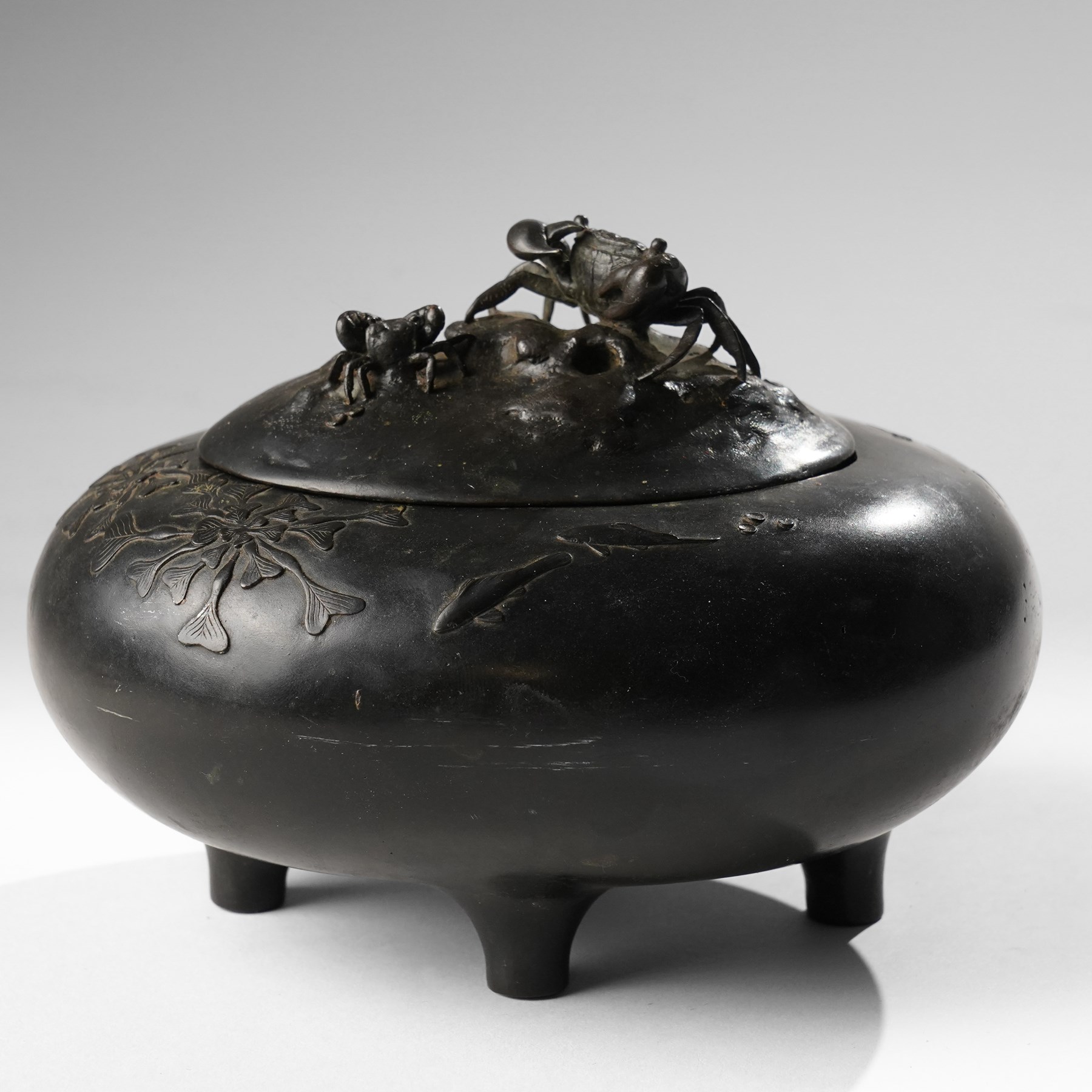 Japanese Meiji period covered vessel, the cover formed with two crabs and the surround decorated with fish, character signature to base, H12cm