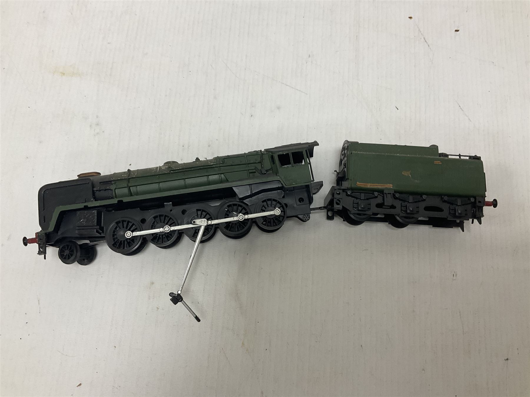 ‘00’ gauge - Airfix locomotive model kits comprising series 4 City of Truro kit and empty series 4 box, series 4 Mogul, two series 4 Harrow kits, all boxed; together with Rosebud Kitmaster Stirling kit and quantity of loose plastic locomotives and tenders from Airfix, Kitmaster, Ratio etc 