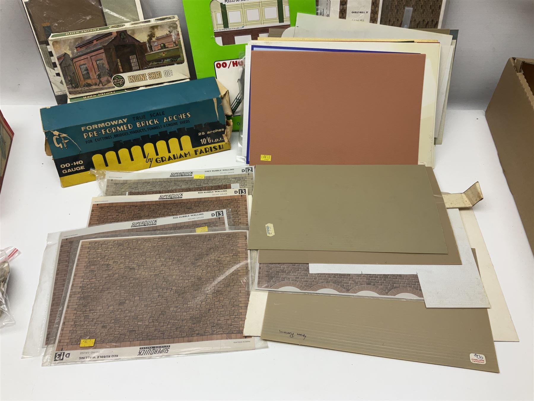 '00' gauge trackside accessories including Metcalfe kits for Platform, Goods Shed and Signal box, Superquick locomotive shed, Airfix kits for locomotive, wagons and buildings etc, Dapol Station Accessories and Turntable, six Parkside Dundas wagon kits, Hornby Footbridge etc; most boxed or packaged