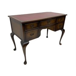 Mid 20th century walnut kneehole writing/dressing table, rectangular moulded top with leather inset, fitted with five drawers, on cabriole supports