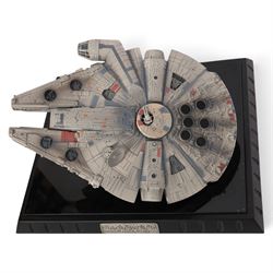 Code 3 Collectibles Star Wars Millennium Falcon  1:80 scale diecast replica, on display plinth with acrylic case, boxed, case H23cm, W40cm