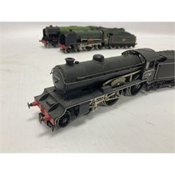 Various makers ‘00’ gauge - Hornby Class D41/1 4-4-0 ‘Yorkshire’ locomotive no.62700 in BR black and Green Schools Class 4-4-0 ‘Wellington’ locomotive no.30902 in BR green; G&R Wrenn Class R1 Tank 0-6-0T locomotive no.1127 in green; Trix Trains Class A2 4-6-2 ‘A.H.Peppercorn’ locomotive no.525 in LNER green (4) 