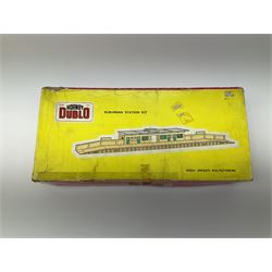Hornby Dublo - 5006 Engine Shed Extension Kit; 5085 Suburban Station Kit; and 5030 Island Platform Kit; all in pictorial boxes; and Plastic Platform Extension in associated box lid (4)