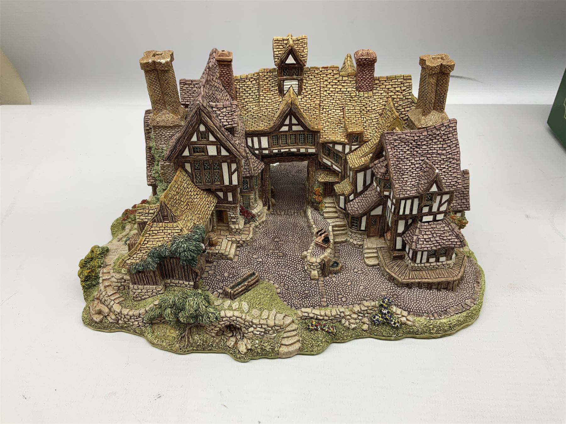 Thirteen Lilliput Lane models to include 'The King's Arms