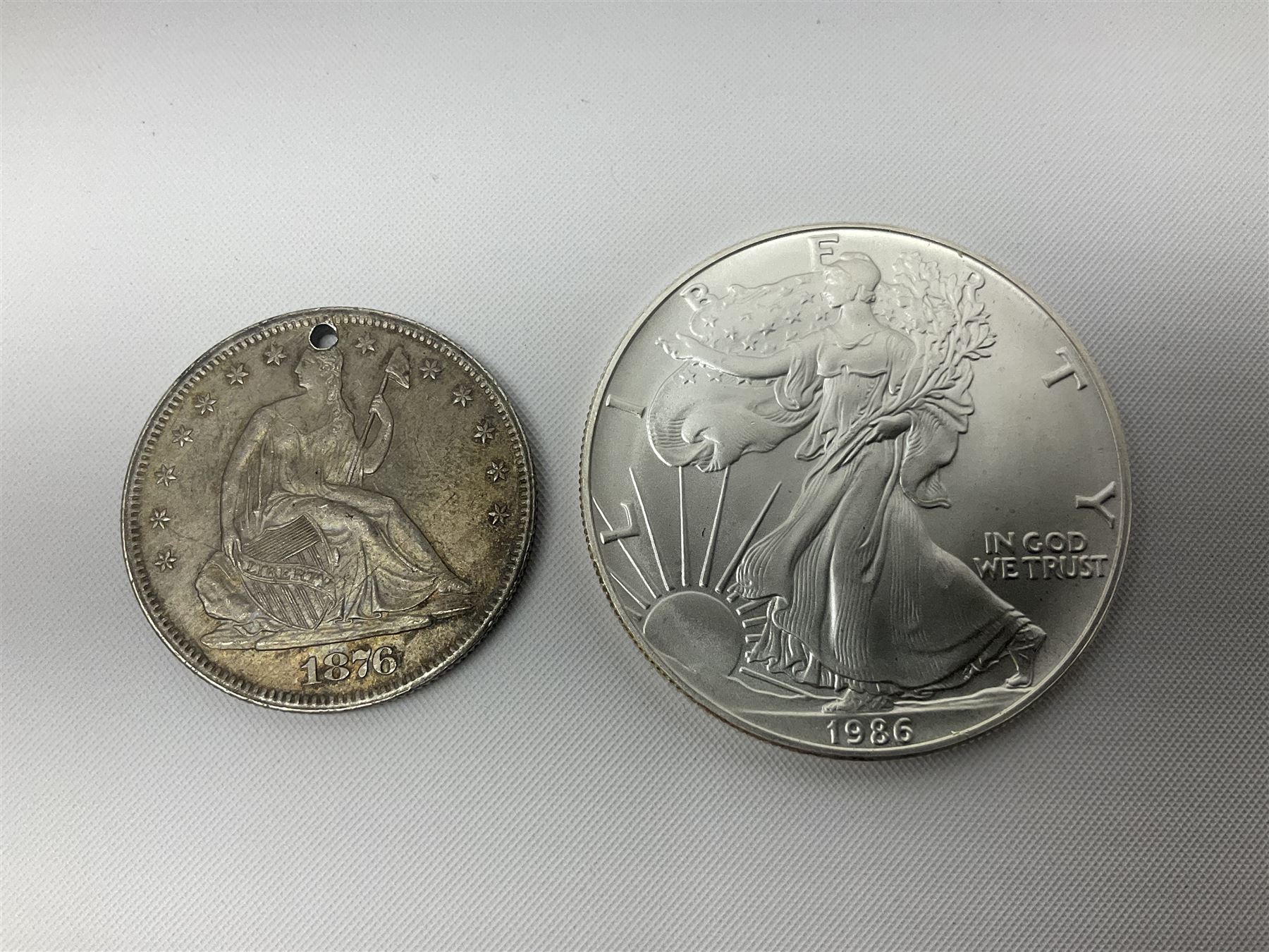 United States of America coinage, including 1876S half dollar (holed), various quarter dollars, 1986 one ounce fine silver dollar, 1988 uncirculated coin set etc