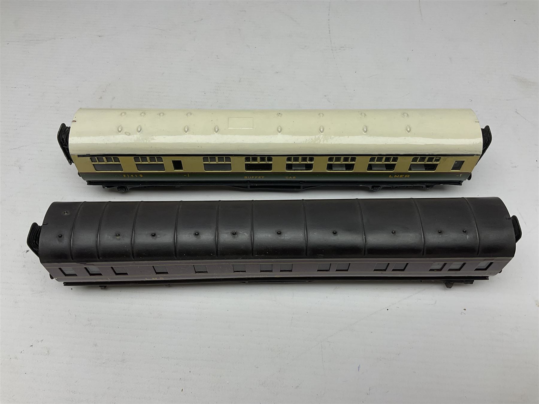 Exley '00' gauge - fourteen various coaches comprising four LMS maroon (3322 3rd, 2202 3rd, 6665 3rd and 388 Sleeping Car 3rd), LNER green/cream Buffet Car 21419, LNER teak 8639 1st, Southern green 6688 3rd, GWR brown/cream 3322 3rd, LNER 206 3rd, LNER 319 1st/3rd, SR green 351 3rd, SR green 188 Parcel Van, GWR 331 3rd and GWR 362 3rd; all unboxed (14)