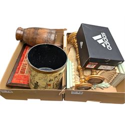 Pair of modern candlesticks in gilt fini