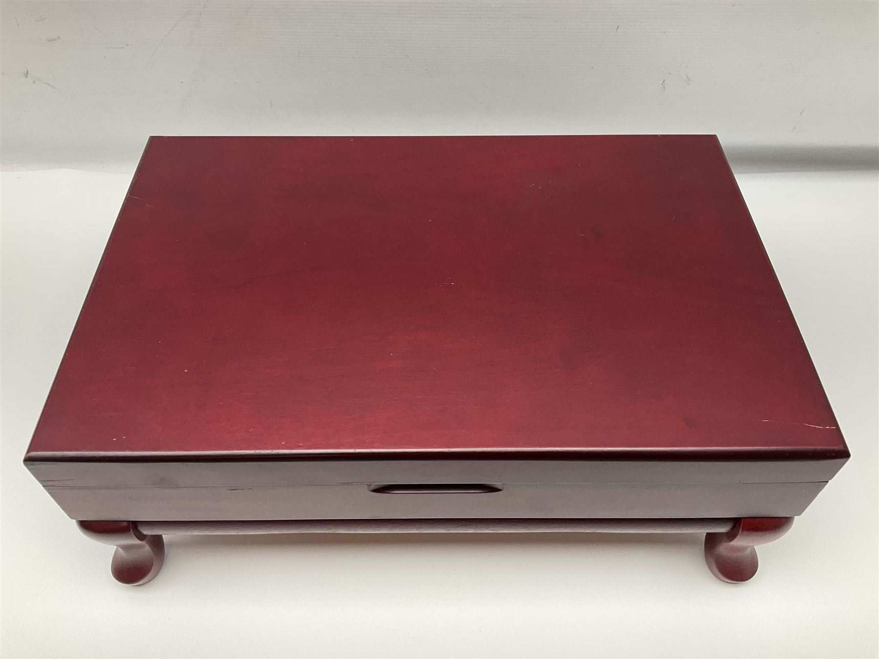 Viners Emassy canteen of Sheffield silver plated cutlery, 58 pieces, comprising eight table knives, dessert knives, dessert spoons, teaspoons, table forks, dessert forks, soup spoons, and two table spoons, housed in case with hinged lift up lid raised on four feet, L45cm