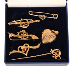 9ct gold jewellery, comprising four brooches, heart locket and a horseshoe stick pin