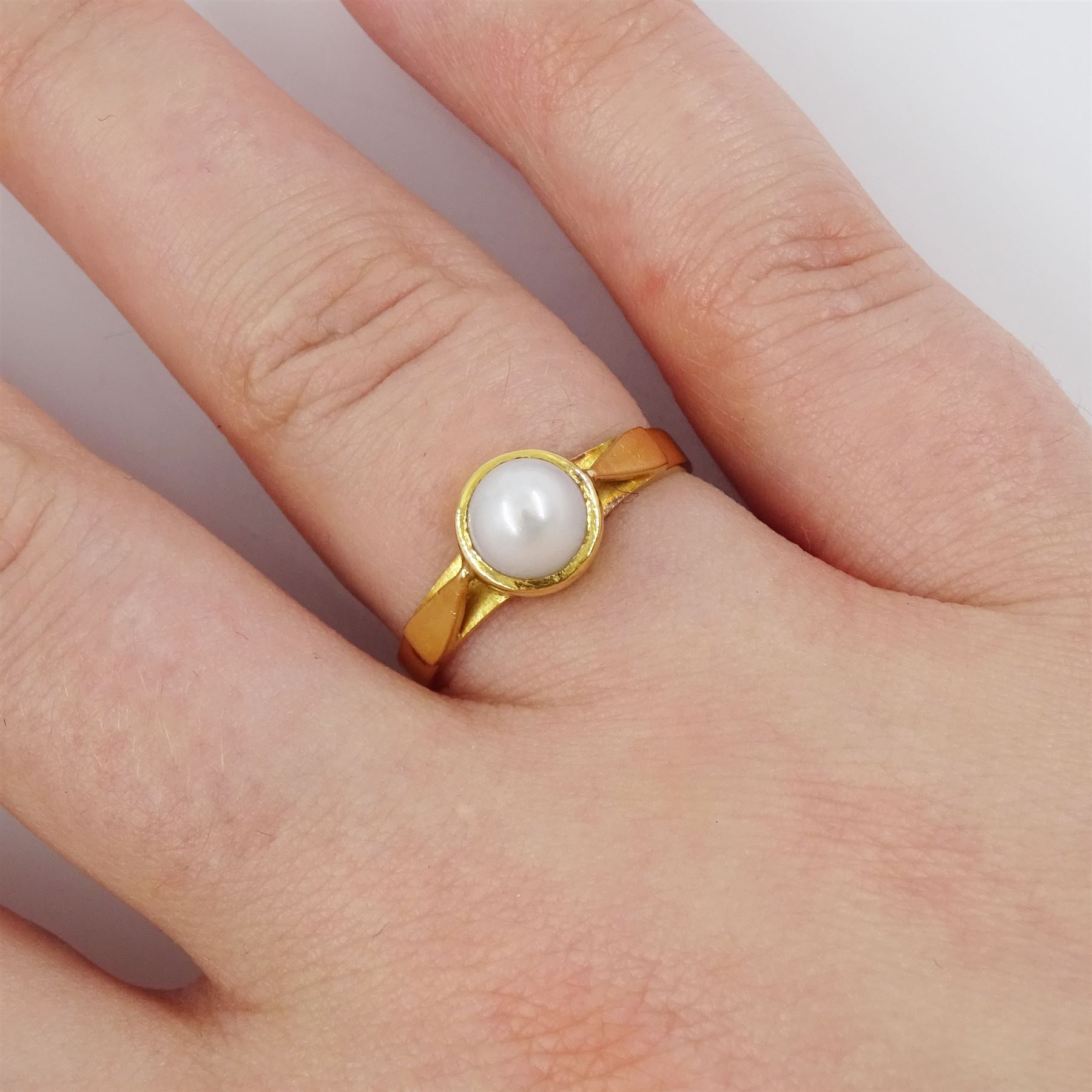 21ct gold pearl ring, single split cultured white pearl, bezel set