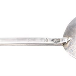 Charles II silver seal top spoon, with oval bowl and initials 'WAH' engraved to seal, with leopards head mark to bowl and maker's mark R over W to stem verso, L17cm