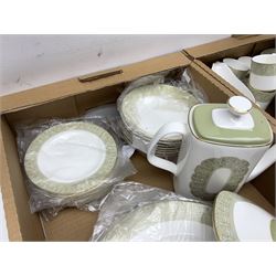 Royal Doulton Sonnet pattern part tea and dinner service, to include meat platter, coffee pot, sauce boat etc, in two boxes 