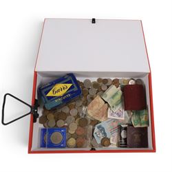 Collection of coins, banknotes and costume jewellery