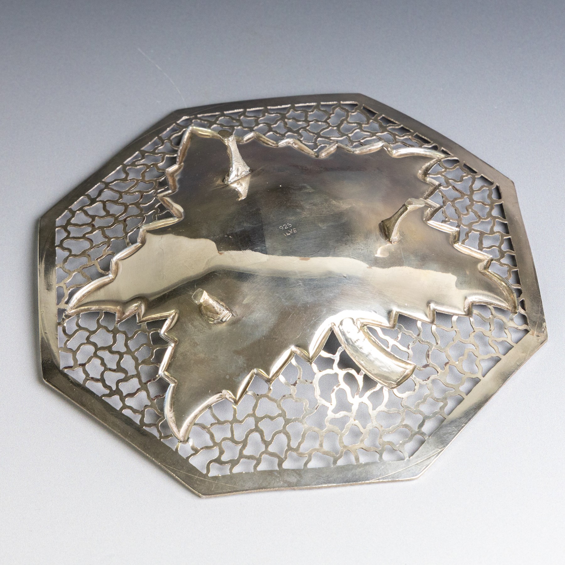 Indian silver dish, of octagonal form with central leaf decoration and pierced sides, upon three feet, W19cm