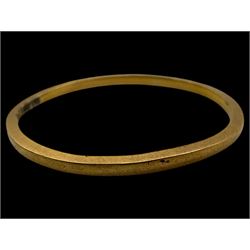 22ct gold thin wedding band, two 9ct gold onyx signet ring and a 9ct gold chain, all hallmarked