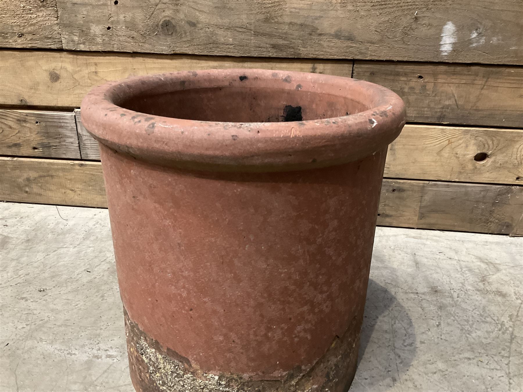 Cast iron cauldron set pot with 2 terracotta chimney pots and 2 terracotta planters,