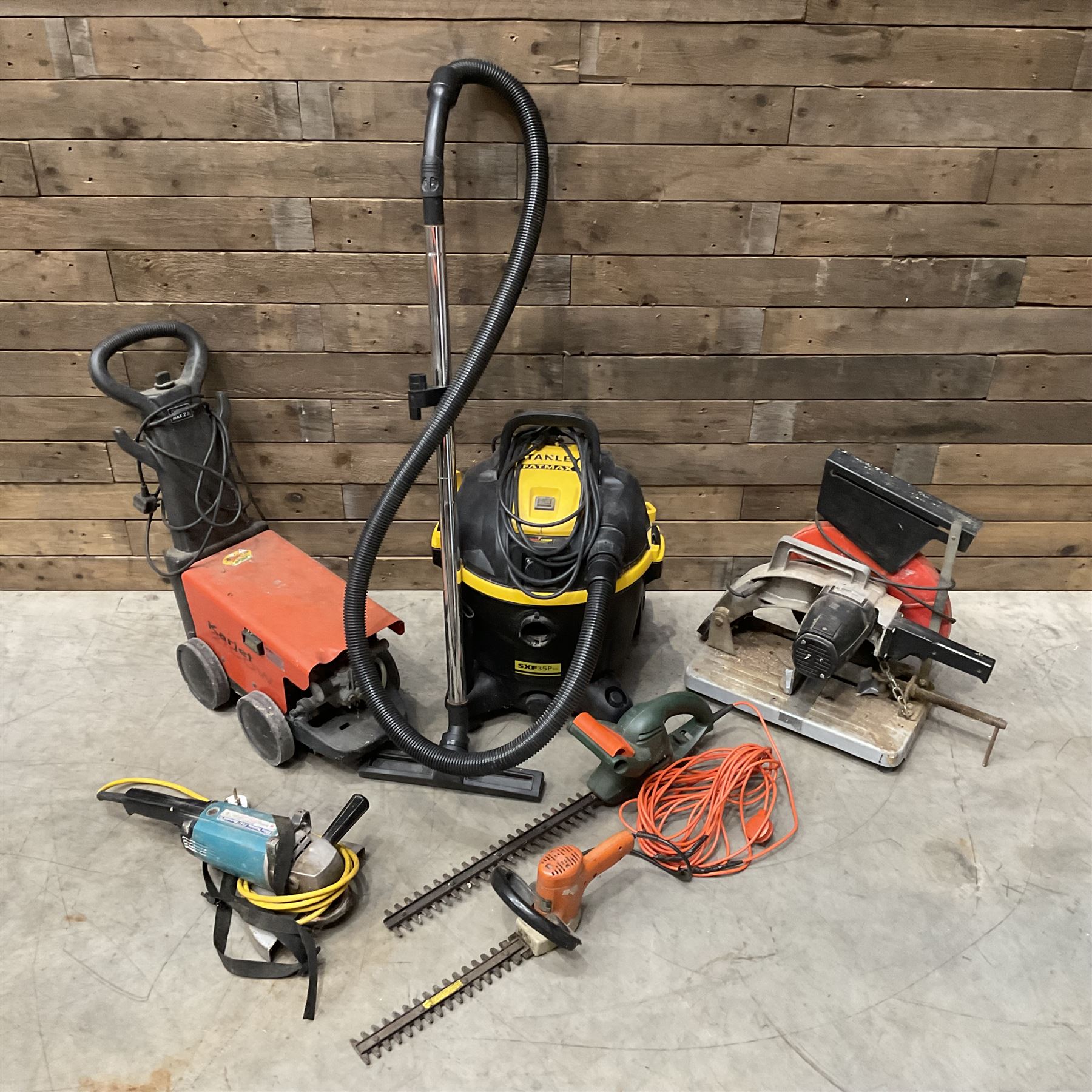 Stanley FatMax SXF35PTD wet and dry vacuum, a Makita 9609B grinder, two hedge cutters, a Karjet 2700w and a Stayer TV507 chop saw