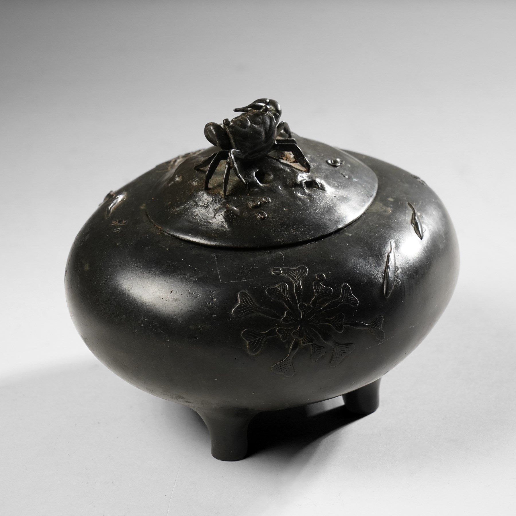 Japanese Meiji period covered vessel, the cover formed with two crabs and the surround decorated with fish, character signature to base, H12cm