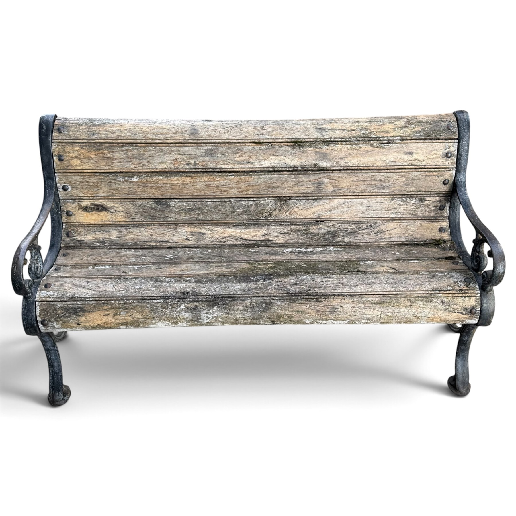 Late 19th/early 20th century Coalbrookdale design cast iron and teak garden bench, the end supports with scrolled backs and pierced foliate arm terminals above ornate scrolling acanthus-cast stretchers, terminating in lobed pad feet, united by a teak slatted back and seat
