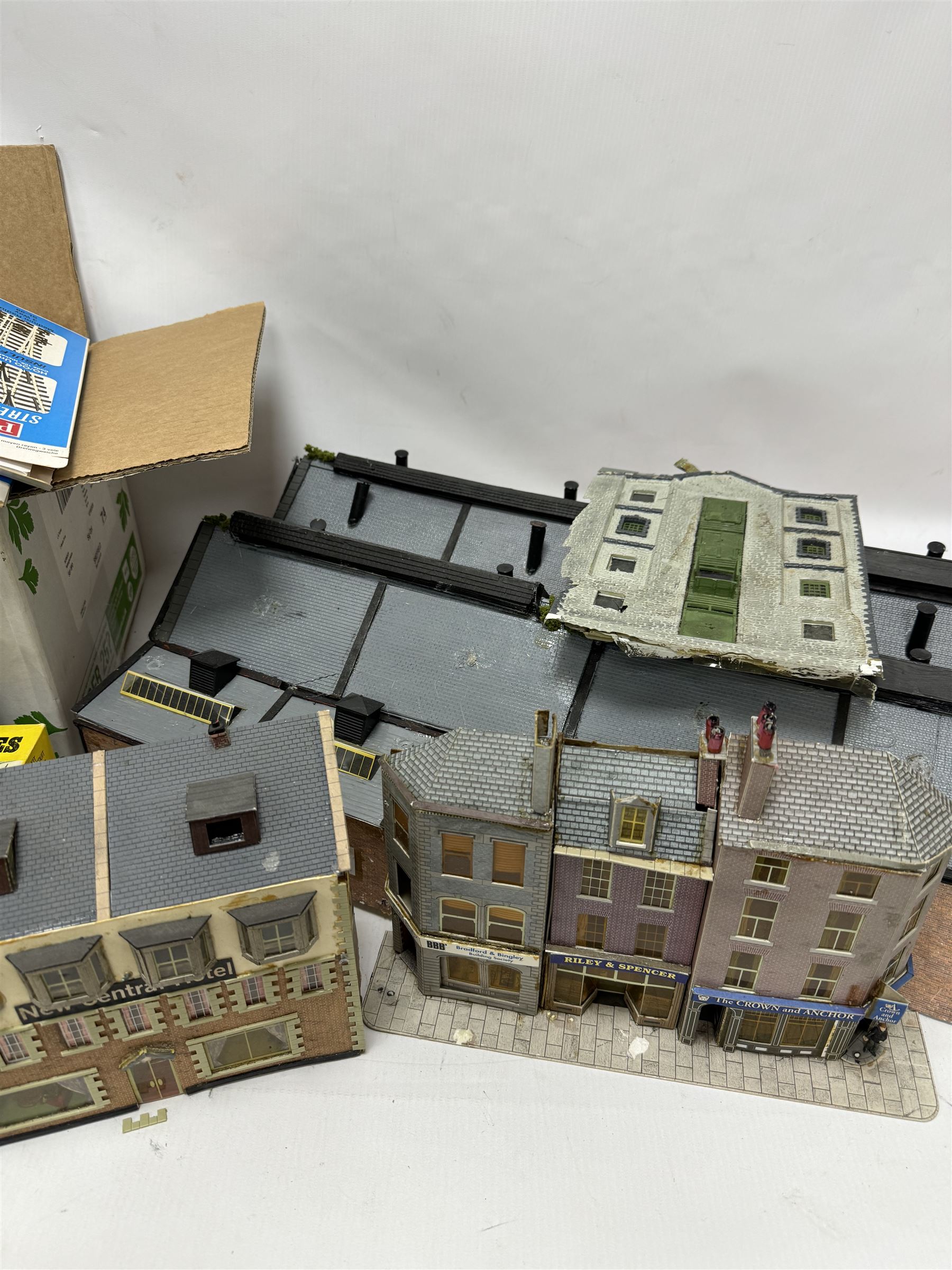 Collection of '00' gauge model railway accessories, including Peco Streamline and Insulfrog track, Metcalfe Platform kit, kit built model railway buildings and other accessories