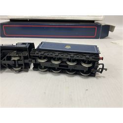 Bachmann ‘00’ gauge - 31551 Gresley Class V2 2-6-2 ‘Green Arrow’ locomotive no.60800 in BR black; 31954 Gresley Class A4 4-6-2 ‘Nigel Gresley’ locomotive no.60007 in BR blue; 31959 Gresley Class A4 Pacific 4-6-2 ‘Miles Beevor’ locomotive no.26 in LNER garter blue; in original boxes (3) 