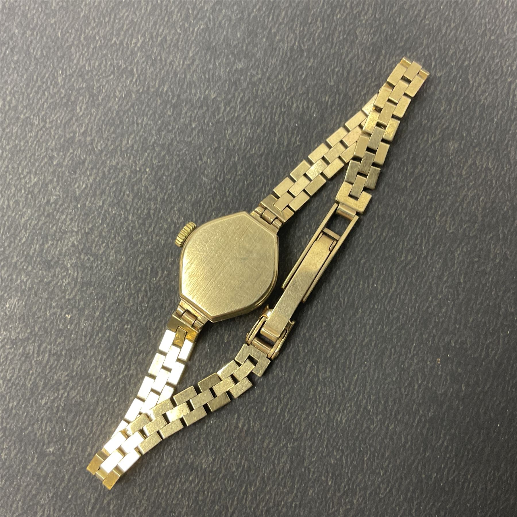 Roamer ladies 9ct gold manual wind wristwatch, on 9ct gold bracelet