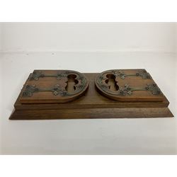 Victorian Betjemann oak book slide, of typical form, the curved hinged and sliding supports with mounted brass Gothic strapwork, stamped Betjemann's Patent 18026, H16.5cm W34cm D15cm