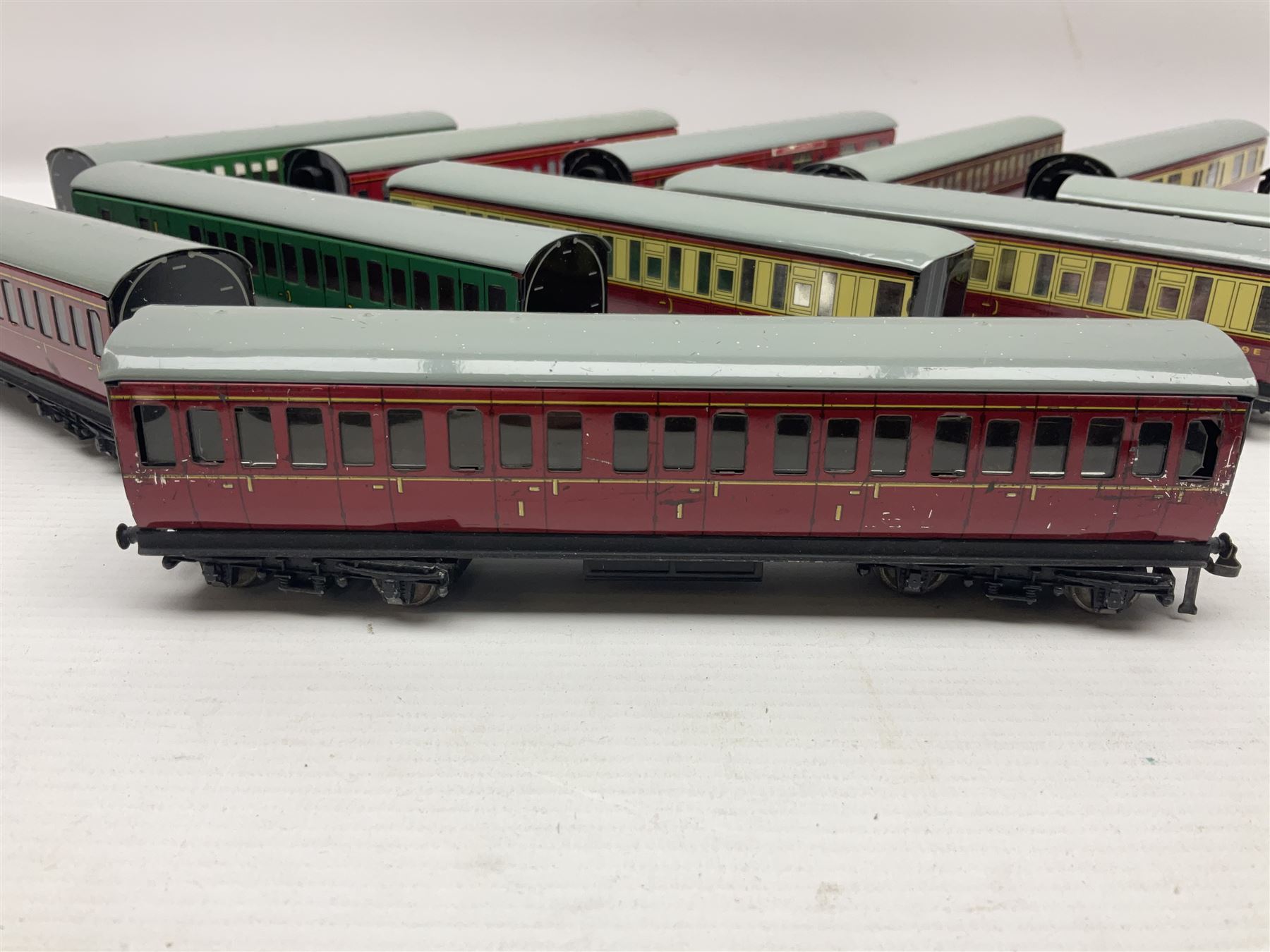 Hornby Dublo - fourteen passenger coaches including Southern Suburban Stock, Gresley Stock, Stanier Stock etc; and TPO Mail Van; all unboxed (15)