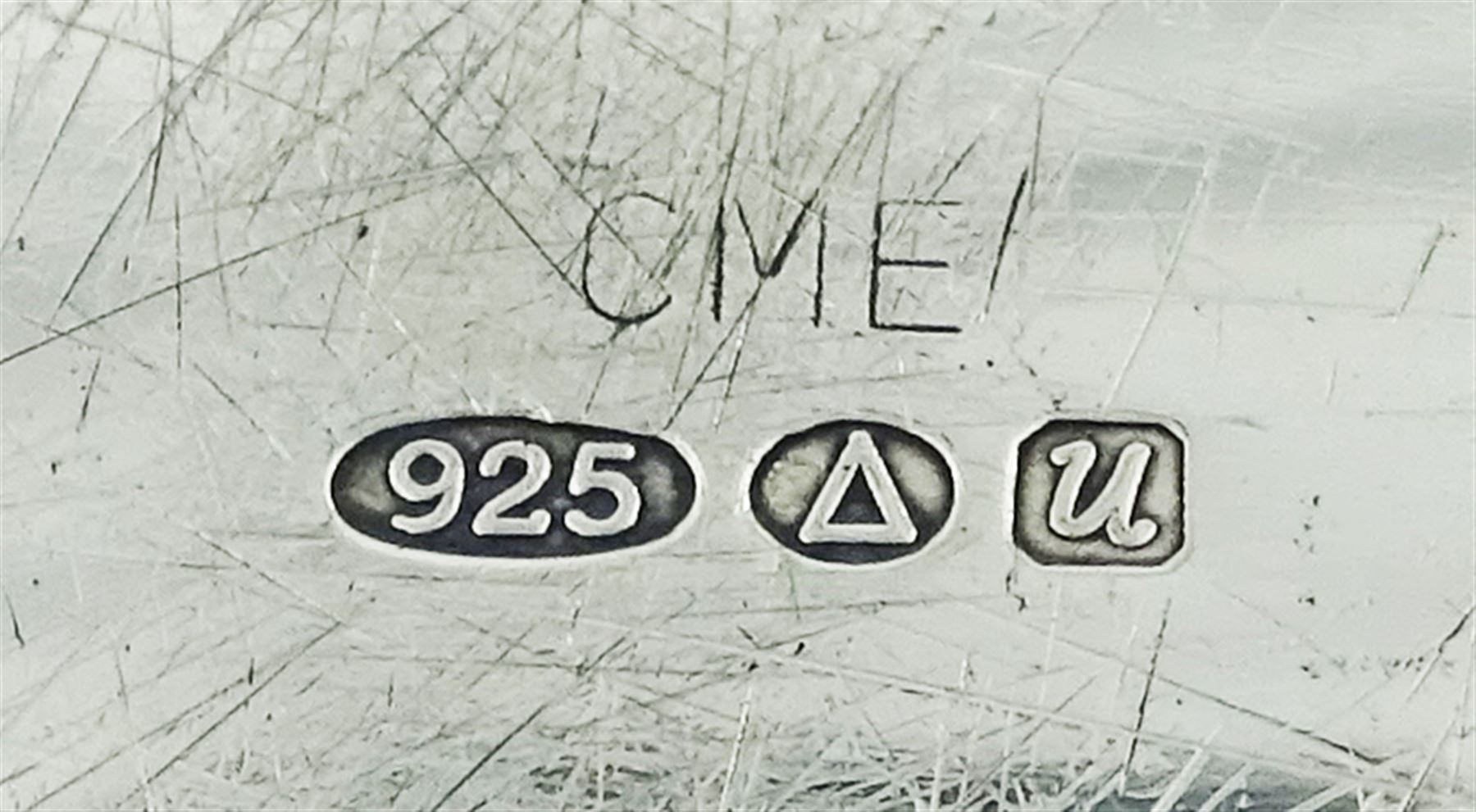 Modern silver snuff box, of rounded rectangular form, the hinged cover decorated in relief with a dog, hallmarked C M E Jewellery Ltd, Birmingham import 1994, and stamped 925, approximate weight 0.80 ozt (25 grams)