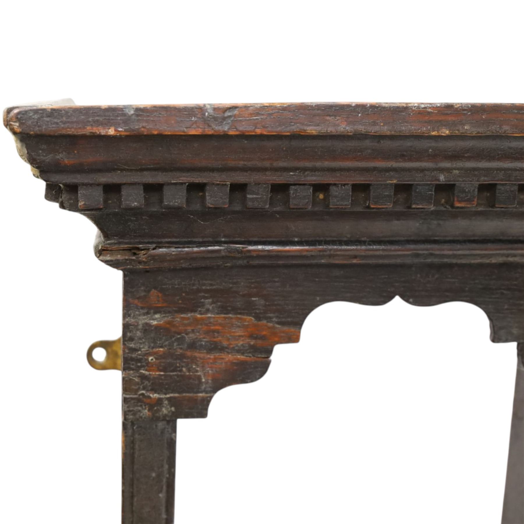Georgian oak plate rack, moulded and dentil cornice over shaped frieze, fitted with open shelves and narrow side compartments with shaped aprons