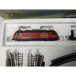 Marklin 'Z' gauge - No.81852 train set with double pantograph locomotive and four goods wagons; boxed