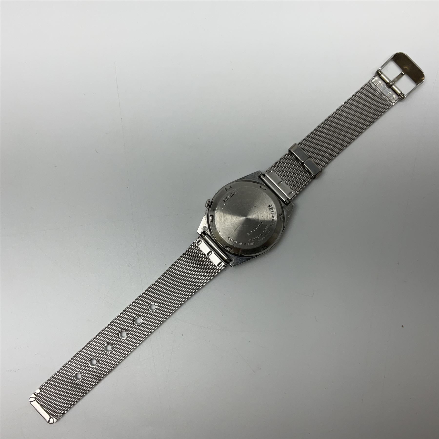 Seiko 5 gentlemans automatic stainless steel wristwatch, with blue dial, yellow markers and day/date apeture, ref no. 7009-3171, on stainless steel strap