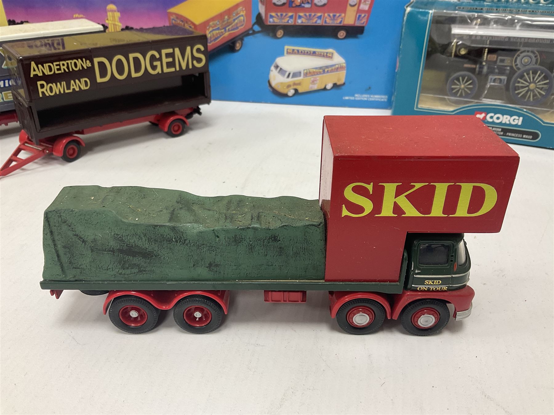 Corgi - various models both boxed and loose to include Dibnahs Choice 1 50 scale 80308, Classics 31702 and 97920, along with loose 1937 Rolls Royce 111 Sedance de Ville model, further mostly Showmans Range models and assembled fairground kits