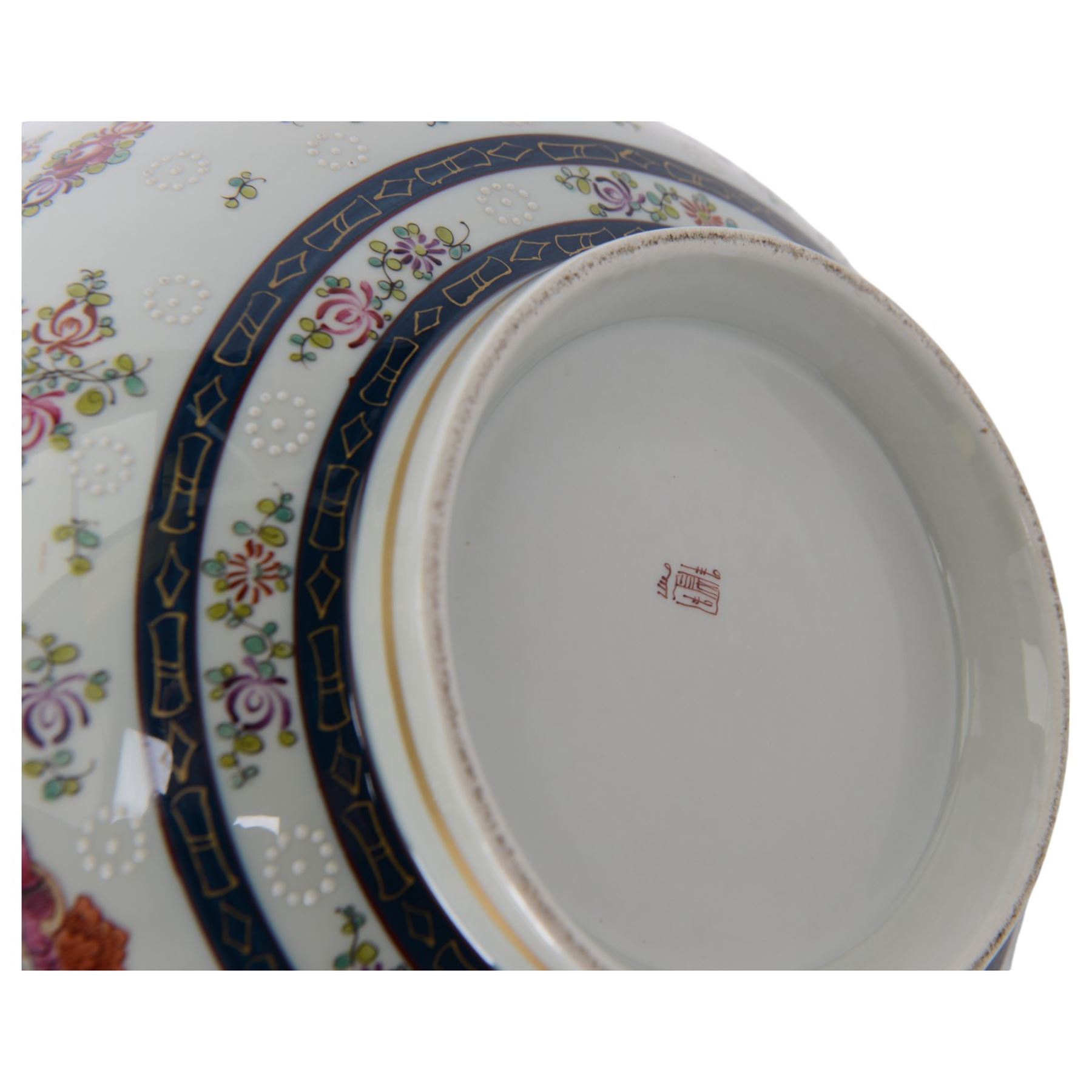 19th century Samson style punch bowl, decorated in the manner of a Chinese export example, with floral sprays and gilt highlighted cobalt blue double border to rim, with armorial crest to exterior, red mark beneath, D35cm