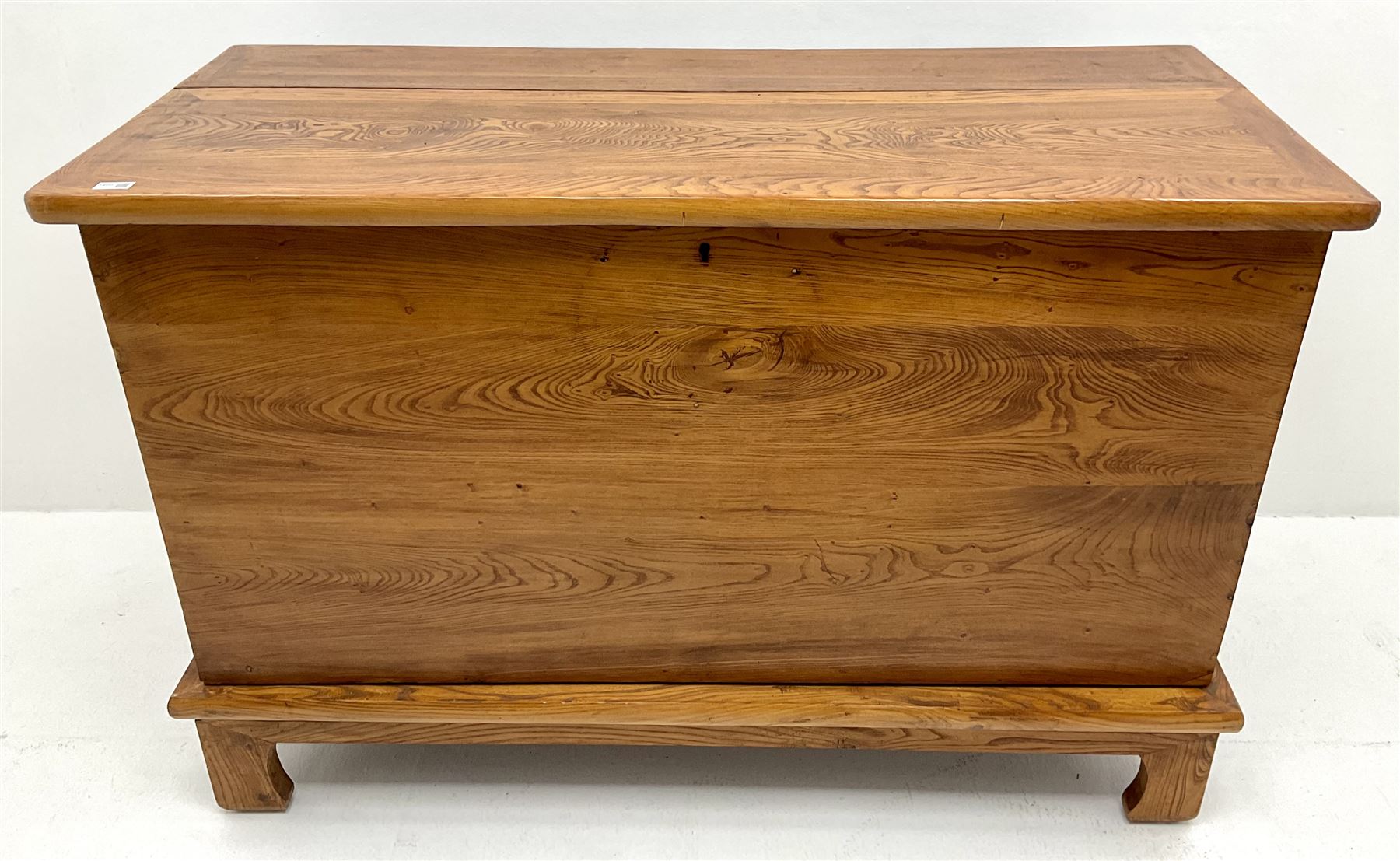 Large light elm blanket box, single lid, shaped supports