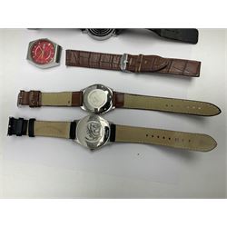 Seiko 5 automatic wristwatch Cal. 7009A, black dial with day-date aperture, Seiko Kinetic auto relay wristwatch and four other watches (6)