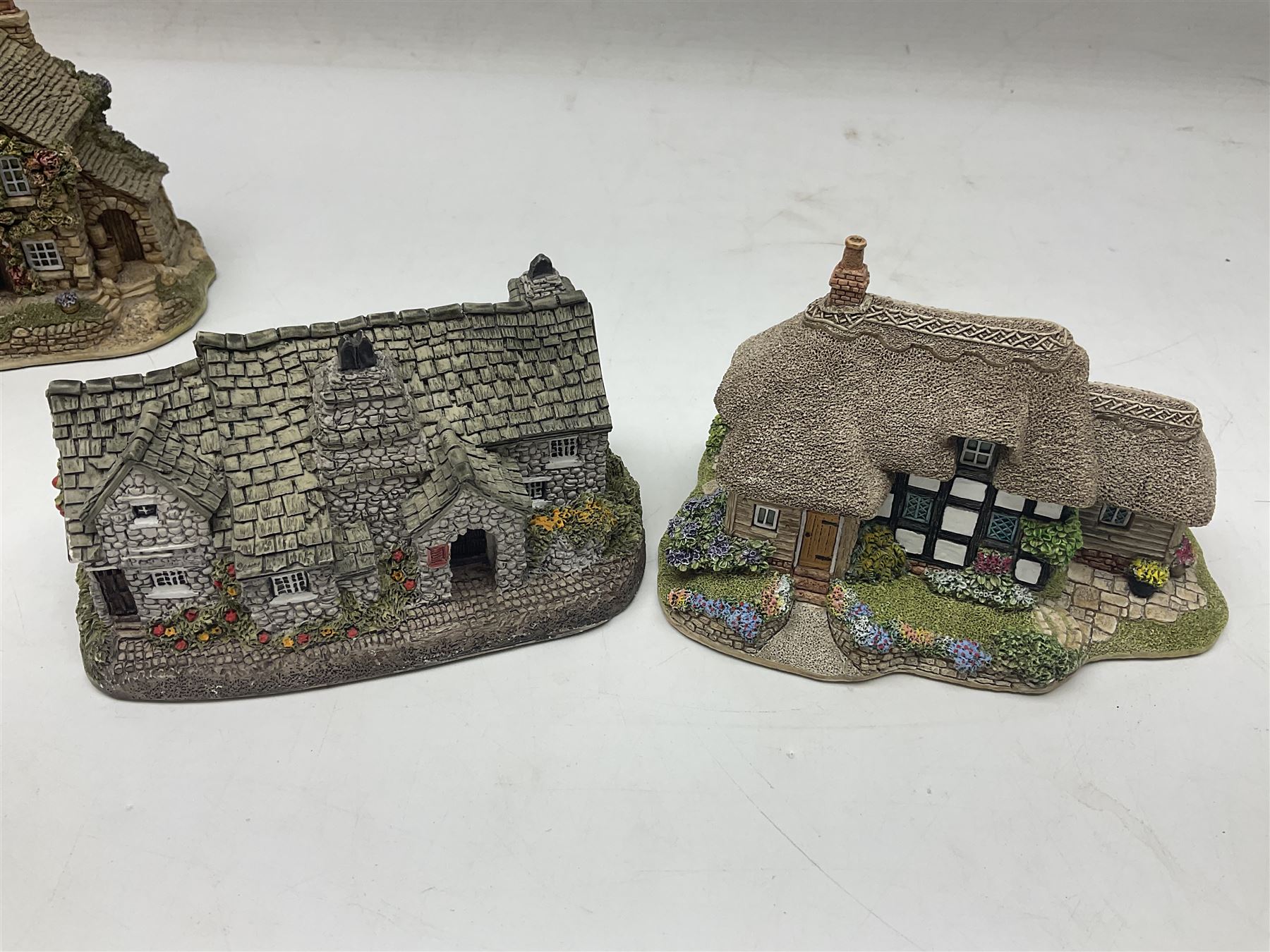 Seventeen Lilliput Lane models, to include The Dalesman, Windy Ridge, Cat Coombe Cottage, Granny Smiths, ect, all with deeds and original boxes (17)