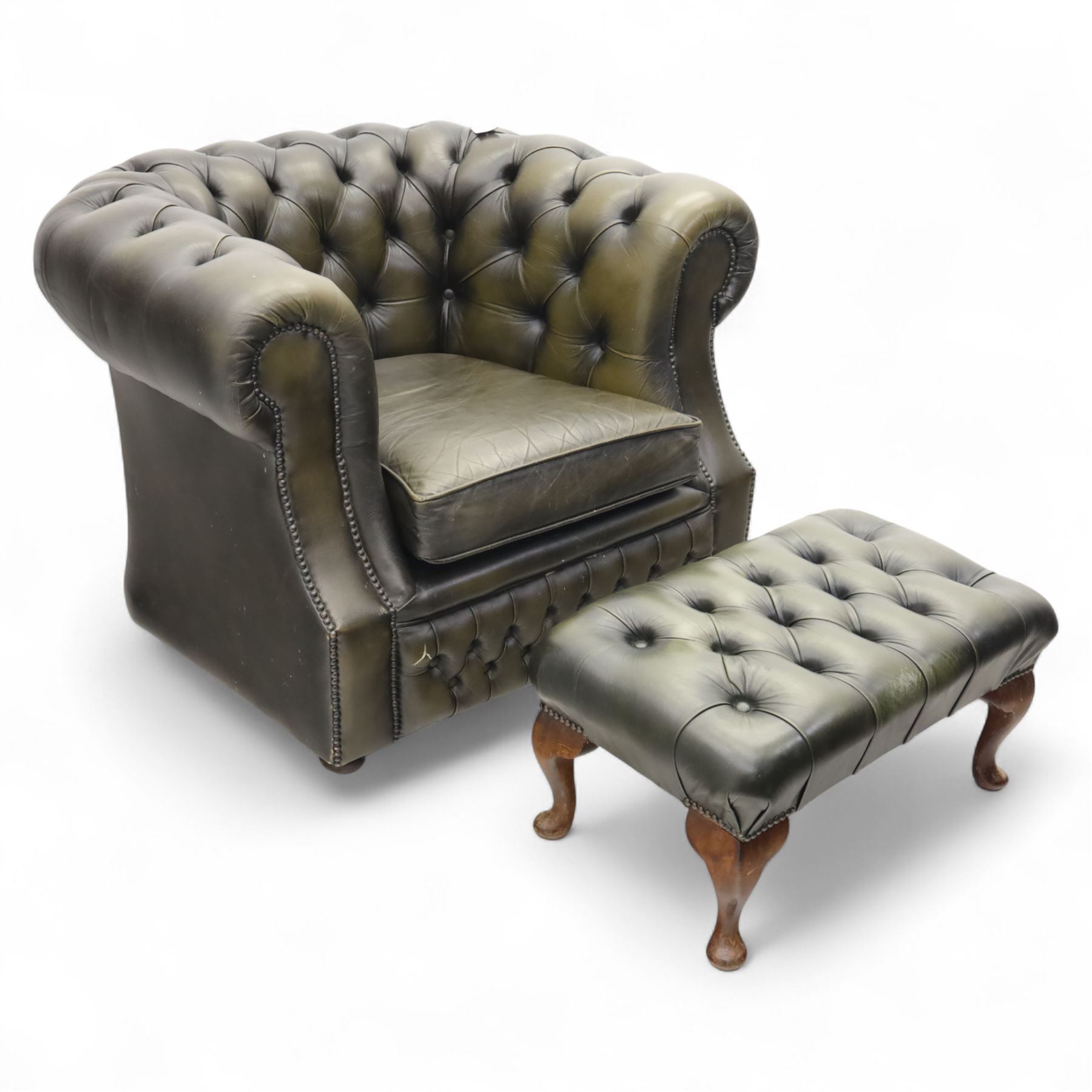 Chesterfield club armchair upholstered in green buttoned leather, with a leather buttoned matching stool 66x39x35cm, (2)