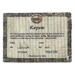 Contemporary Kayam hand-knotted Indian rug, plush wool pile in plain cream, ivory fringed edges on both sides 