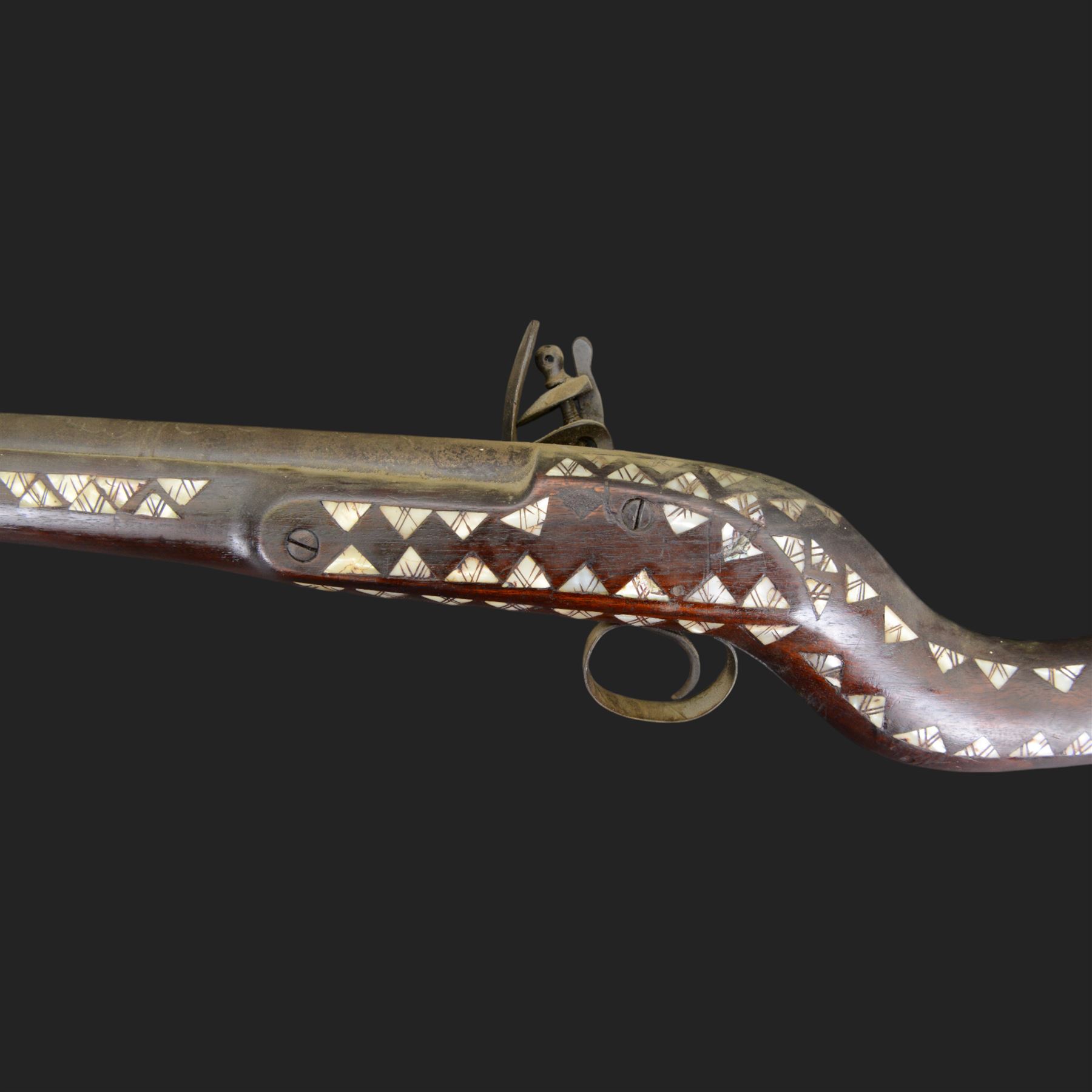 Indian Jezail style flintlock blunderbuss with 61cm bell mouth blunderbuss barrel with engraved floral design, the butt with mother of pearl triangular inlays, overall L97cm