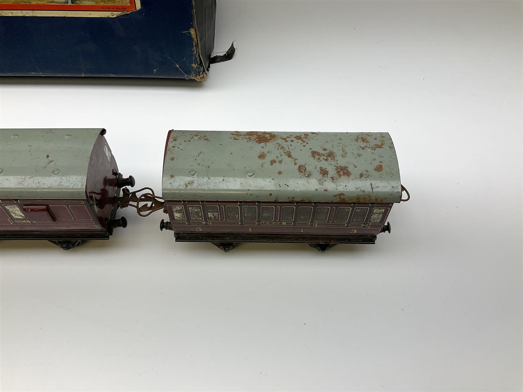 Hornby '0' gauge - Passenger Set No.21 with clockwork No.20 type 0-4-0 tender locomotive No.60985, two coaches and track, boxed; and Tank Passenger Set No.101 for spares or repair with clockwork No.101 type 0-4-0 tank locomotive No.2270, three coaches and track, boxed (2)