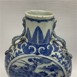 Late 19th/early 20th century Chinese blue and white vase, of moon flask form with twin lizard handles to shoulders, the central panel painted with warriors on horseback, H22cm