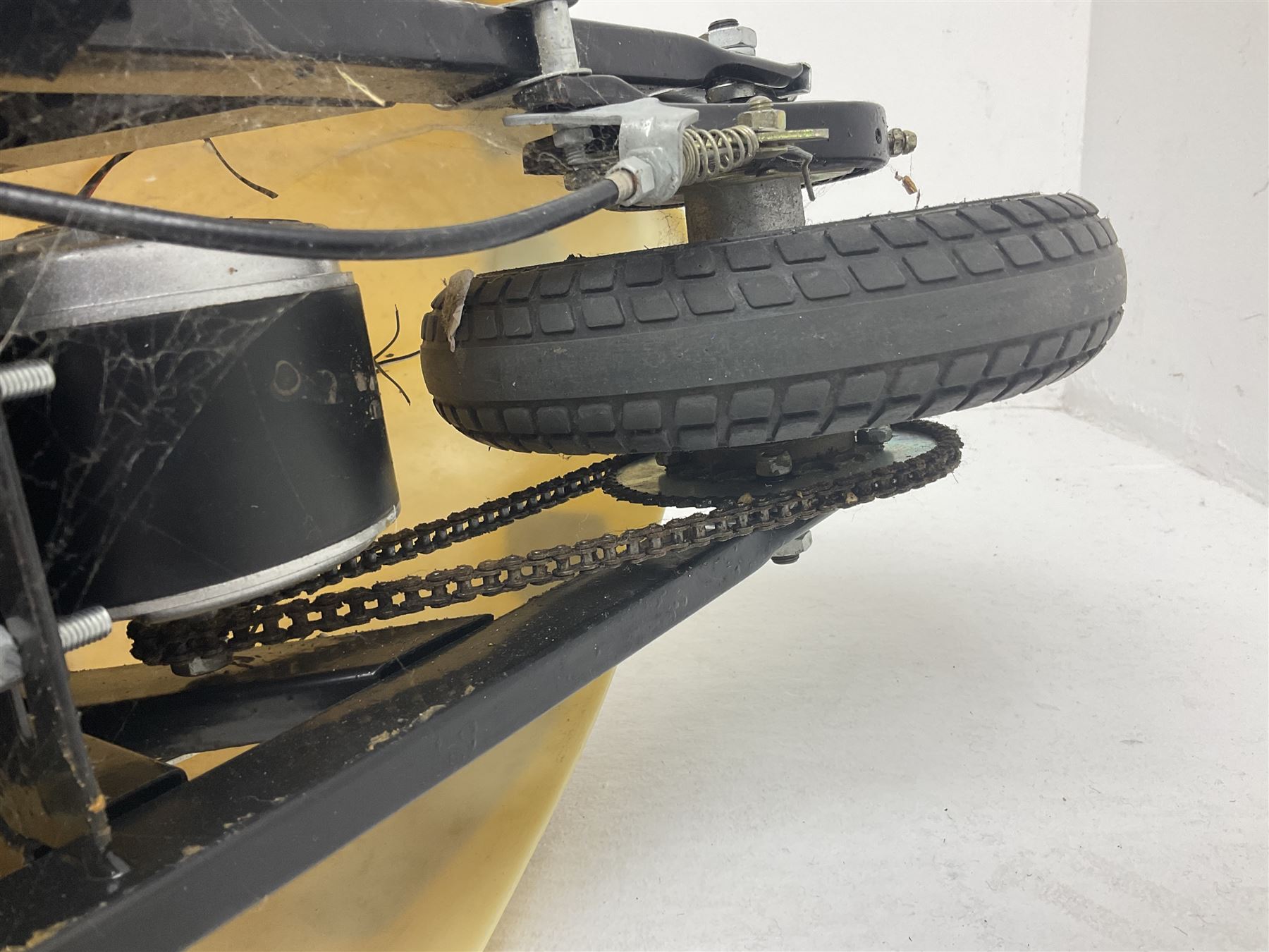 E-Scooter yellow electric 2-wheel scooter with seat and charger L106cm