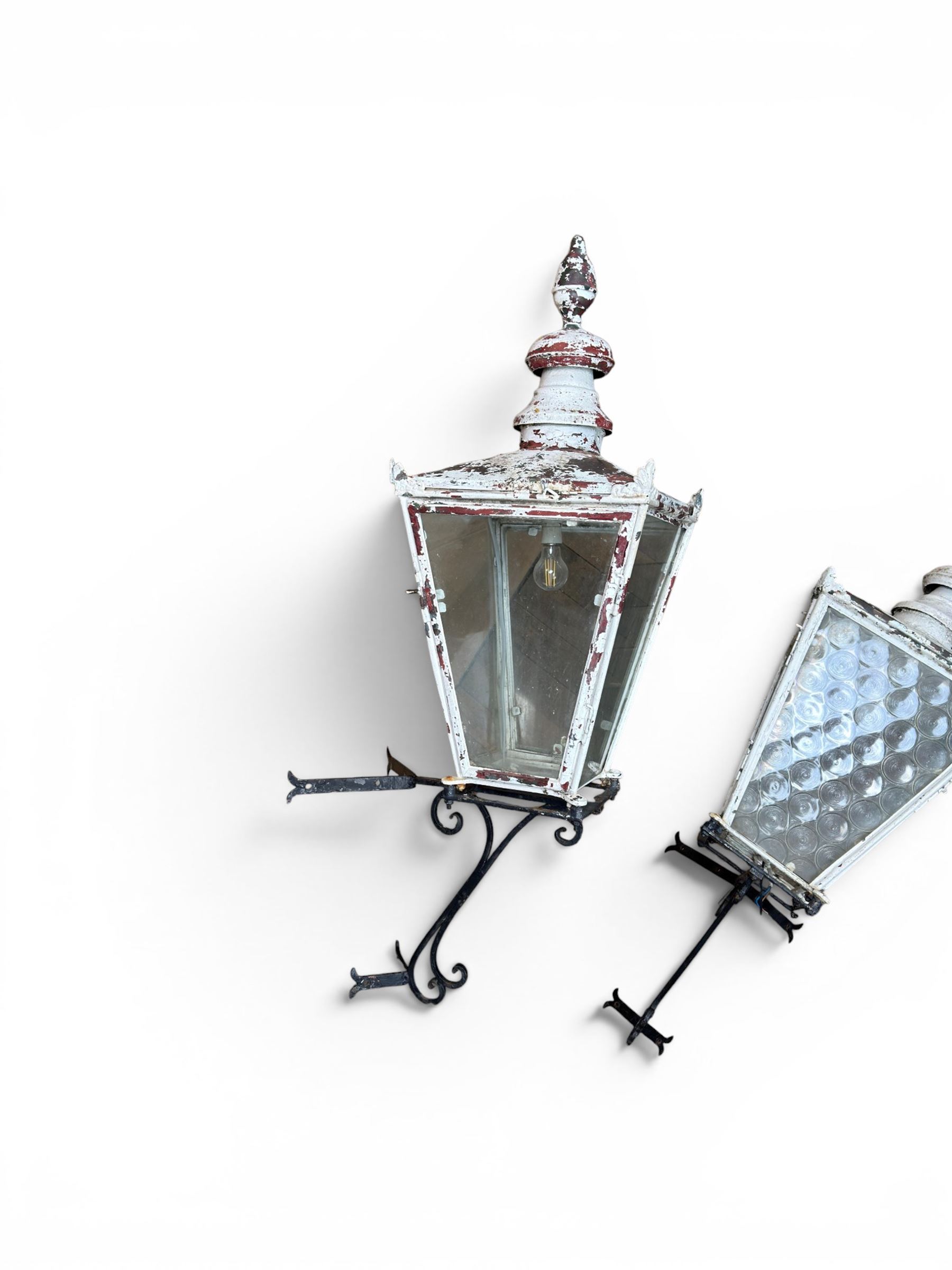 Foster & Pullen (Bradford est. 1896) - Good pair of late 19th century copper coach house or street lamps, painted in rustic white finish, with iron corner brackets, one with clear glass, the other with ring mottled glass, both converted to electricity, height with bracket 150cm