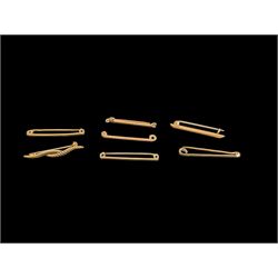 Gold bar brooches, including one 18ct ex