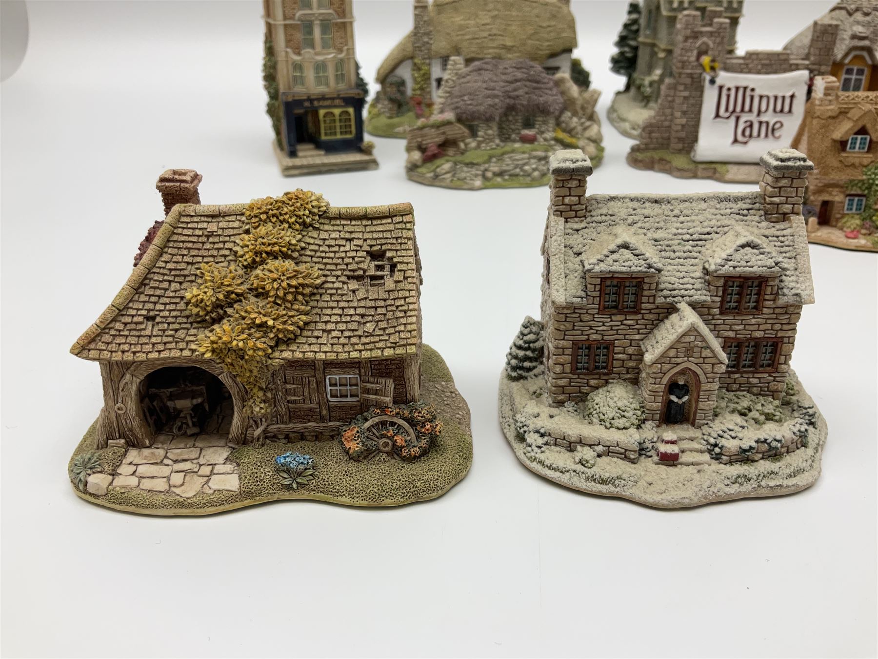 Fourteen Lilliput lane models, to include Eriskay Croft, Little Smithy, Gulliver's Gate, Kerry Lodge, Eamont Lodge etc, all with original boxes and some with deeds (14) 