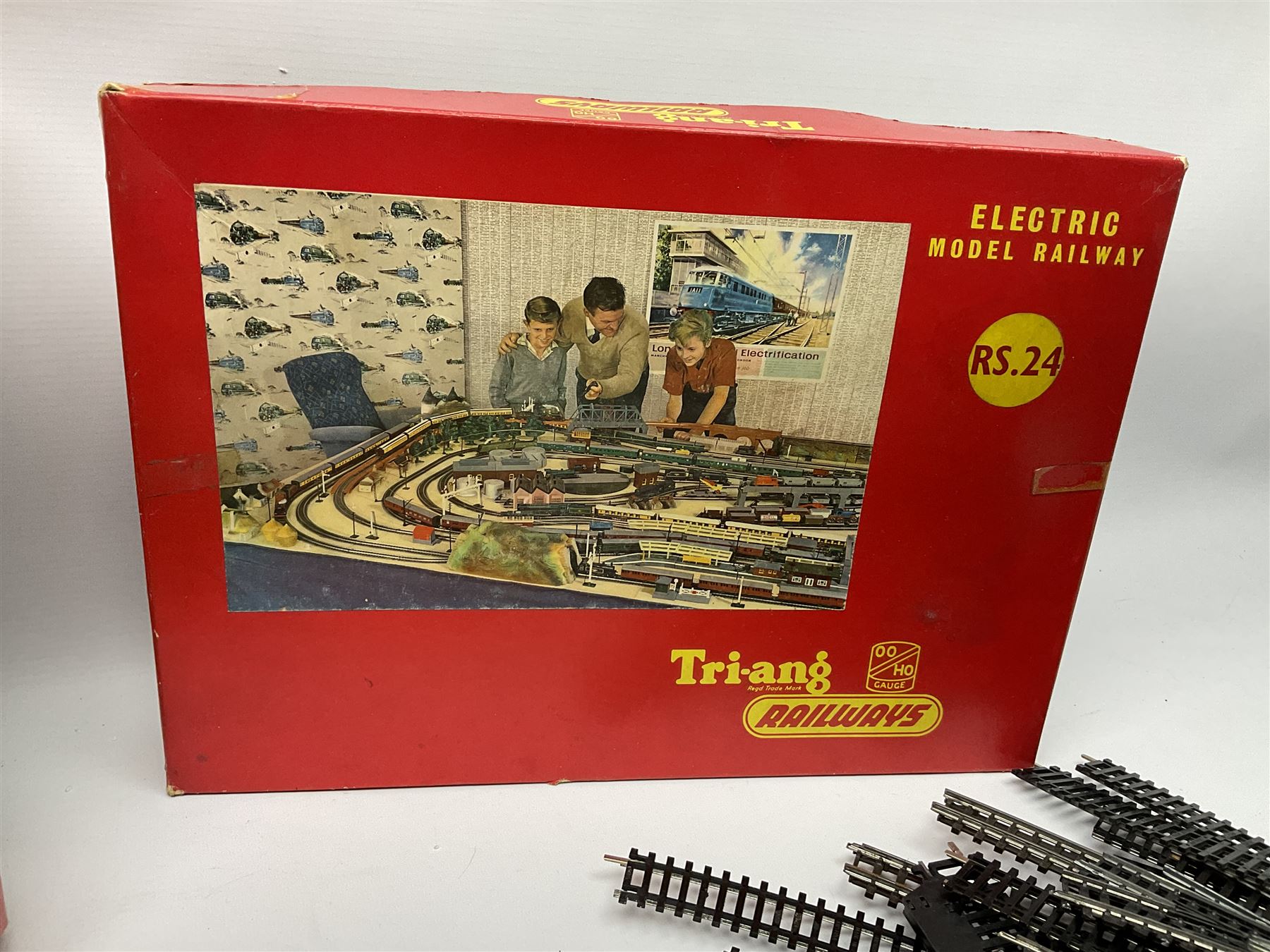'00' gauge - Hornby Freightmaster train set with Class 31 A1A-A1A diesel locomotive No.D5572; Tri-ang RS24 train set (lacking locomotive); both boxed; three unboxed locomotives (one for spares or repair); four wagons; and quantity of track